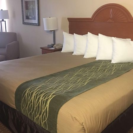 Super 8 By Wyndham Great Bend Hotel Ngoại thất bức ảnh