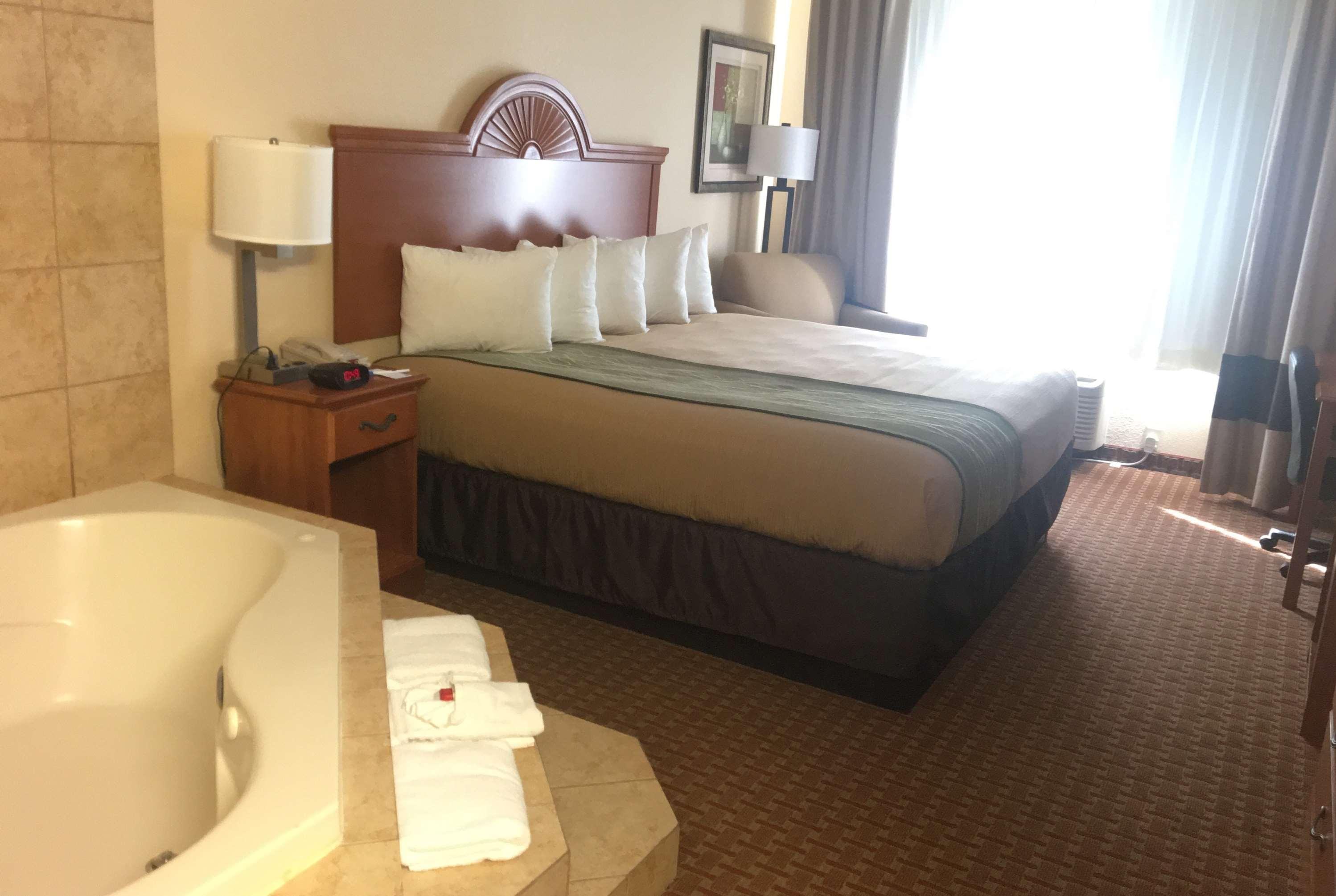 Super 8 By Wyndham Great Bend Hotel Ngoại thất bức ảnh
