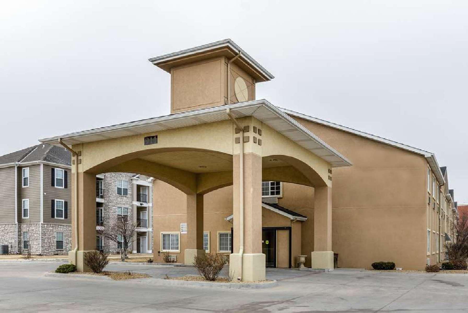 Super 8 By Wyndham Great Bend Hotel Ngoại thất bức ảnh