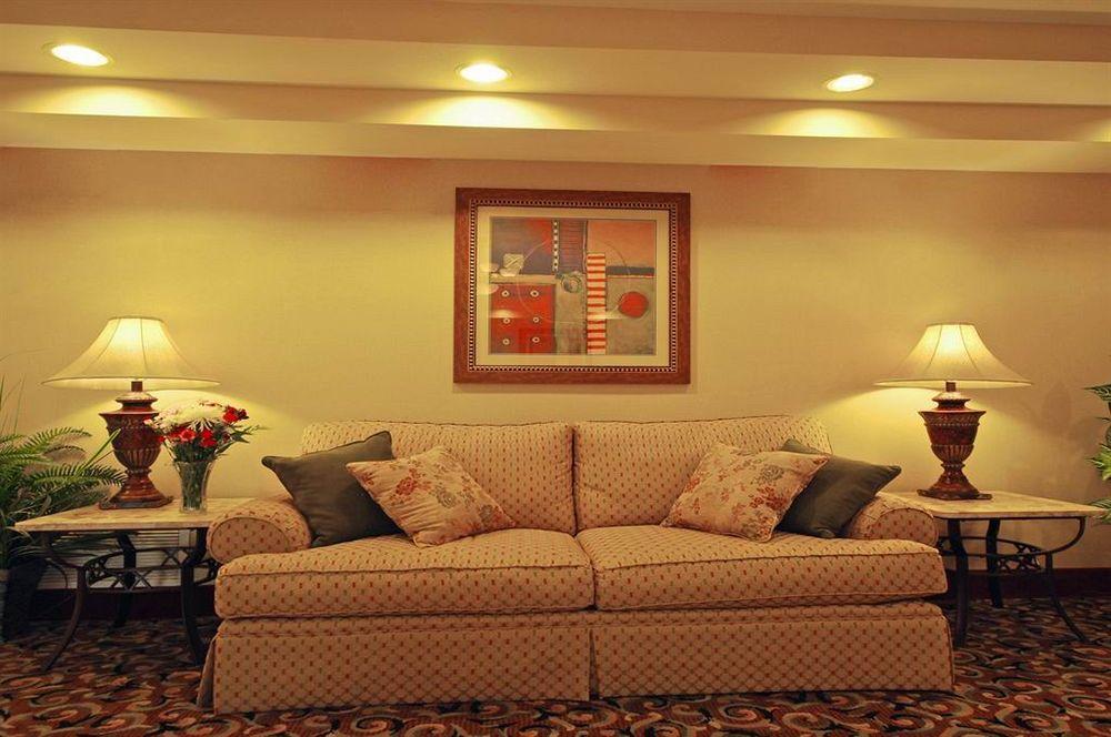 Super 8 By Wyndham Great Bend Hotel Ngoại thất bức ảnh