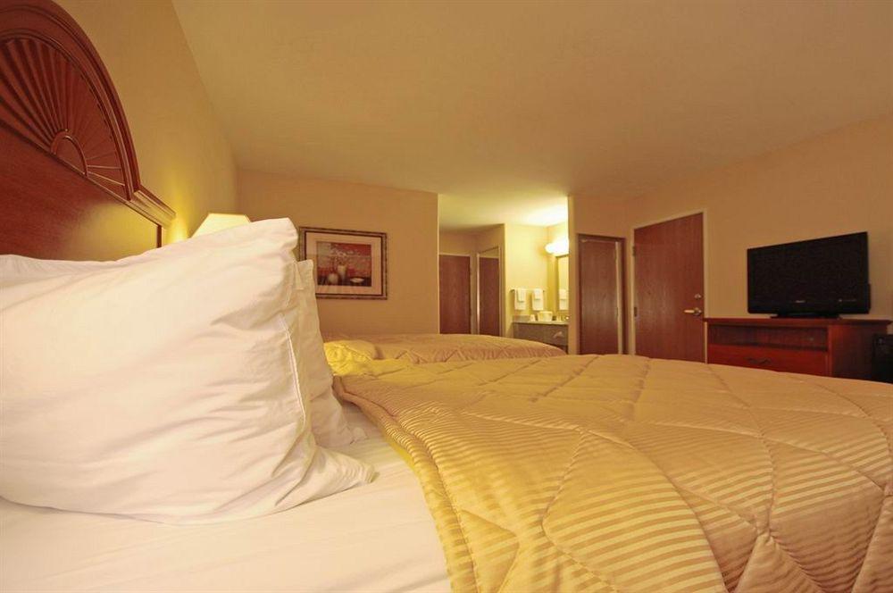 Super 8 By Wyndham Great Bend Hotel Ngoại thất bức ảnh
