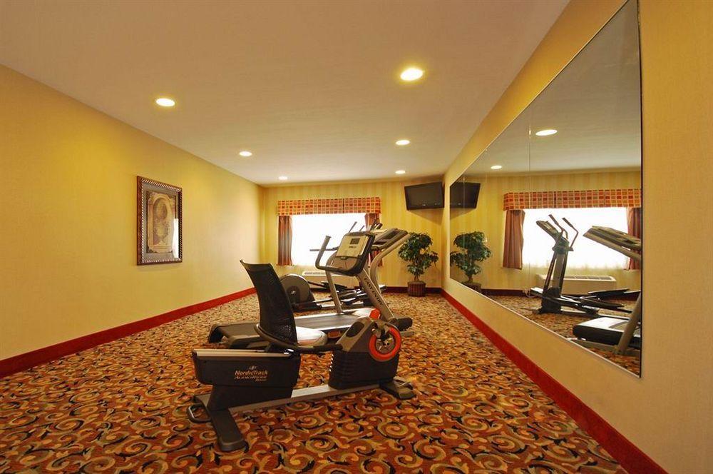 Super 8 By Wyndham Great Bend Hotel Ngoại thất bức ảnh