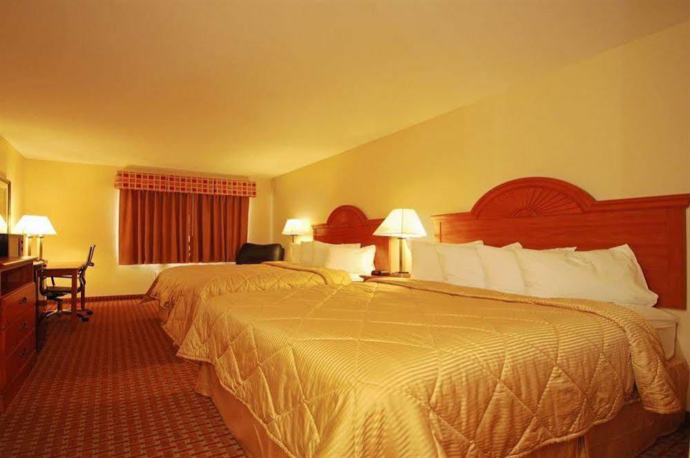 Super 8 By Wyndham Great Bend Hotel Ngoại thất bức ảnh